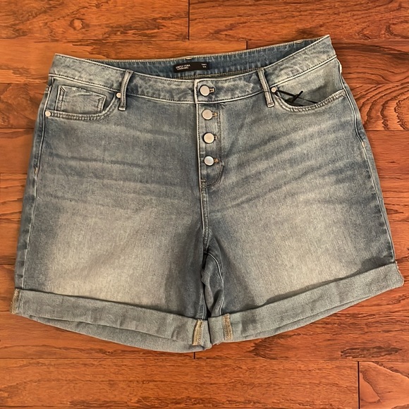 💙Plus Size Simply Vera Vera Wang Button-Front Roll-Cuff Jean Shorts - 16W - Picture 3 of 8